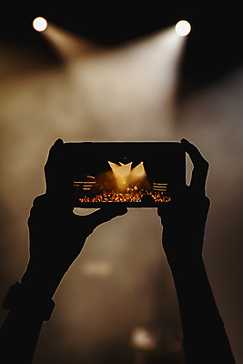 포토 JPG 해외이미지 손 실루엣 음악 들기 신체부위 빛 스마트폰 갈색 축제 콘서트 스포트라이트 영상촬영 해외포토 컬러 모션 문화예술 촬영기법 사람 핸드폰 스마트기기 촬영 공연 파일형식 이미지허브