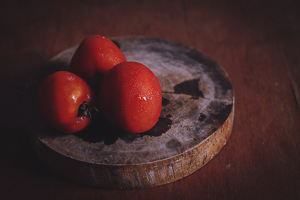 포토 JPG 해외이미지 디자인 백그라운드 컨셉 다이어트 토마토 채소 검은배경 도마 실내 건강 요리 사람없음 어둠 공백 신선 유기농 날것 성분 건강식 내추럴 영양소 정물화 채식주의자 카피스페이스 디톡스 비건 해외포토 웰빙 음식 주방용품 내부 검은색 그림 채식 파일형식 이미지허브