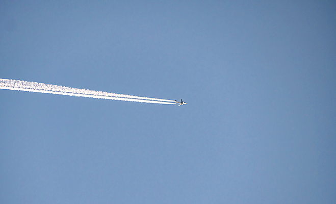 포토 JPG 해외이미지 주간 구름 백그라운드 하늘 비행기 사람없음 야외 파란색 맑음 연기 제트기 비행운 해외포토 자연요소 컬러 항공교통 날씨 대중교통 파일형식 구름_자연 이미지허브