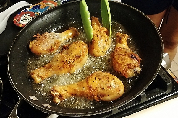 포토 JPG 해외이미지 음식 집게 육류 요리 사람없음 저녁식사 치킨 튀김 지성 뜨거움 프라이팬 더위 난로 점심식사 드럼스틱 해외포토 식재료 주방용품 날씨 식사 난방기 닭고기요리 파일형식 이미지허브