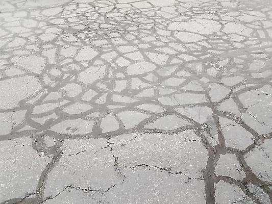 포토 JPG 해외이미지 선 날씨 사람없음 야외 검은색 손상 보행로 아스팔트 부식 깨짐 땅바닥 해외포토 도로 길 컬러 컨셉 바닥 파일형식 이미지허브