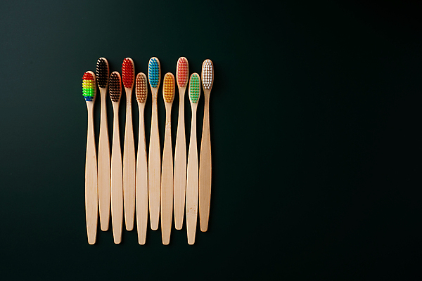 포토 JPG 해외이미지 검은배경 사람없음 칫솔 오브젝트 에코 친환경 일렬 에코라이프 위생관리 친환경제품 카피스페이스 대나무칫솔 다회용품 해외포토 라이프스타일 백그라운드 관리 위생용품 환경 검은색 공백 재활용품 파일형식 이미지허브