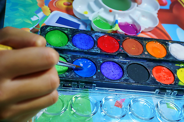 포토 JPG 해외이미지 손 들기 신체부위 물감 미술도구 붓 해외포토 모션 사람 오브젝트 파일형식 이미지허브