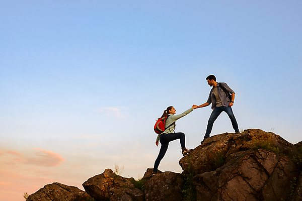 포토 JPG 해외이미지 커플 여자 남자 실루엣 가족 산 사랑 사람 성인 야외 두명 빛 햇빛 일출 일몰 우정 등산 하이킹 정상 오르기 하이커 성인만 해외포토 감정 여행 관계 모션 레저 촬영기법 친구 태양 노을 트래킹 파일형식 이미지허브