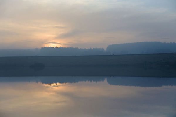 포토 JPG 해외이미지 나무 구름 계절 실루엣 호수 벽 겨울 하늘 날씨 사람 풍경 사람없음 야외 물 반사 평화 걷기 환경 침묵 황혼 일몰 거울 추위 안개 가을 시골 저수지 황금 저녁 댐 멀리 대칭 뿌연 파스텔톤 수평선 해외포토 자연요소 식물 공공시설 컬러 컨셉 모션 촬영기법 노을 소리 야간 파일형식 이미지허브