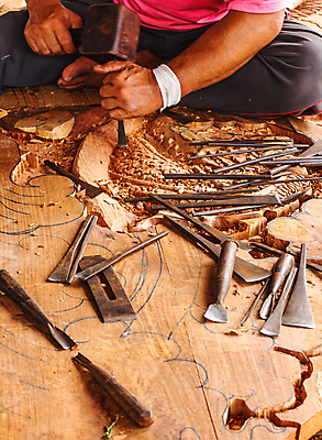 포토 JPG 해외이미지 전통 손 조각 가구 태국 노동자 창조 미술 동양인 사람없음 목재 장식 갈색 공구 업무 작업실 망치 자르기 질감 목공예 잡동사니 수목 이국적 핸드메이드 해외포토 나무 직업 아시아 컬러 생활용품 재료 모션 문화예술 인종 신체부위 도구 작업 공예 파일형식 이미지허브