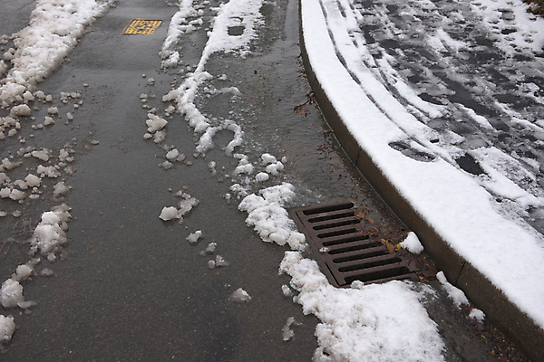 포토 JPG 해외이미지 계절 도로 길 여행 겨울 표면 날씨 사람없음 물 환경 추위 흰색 도시 고속도로 보행로 위험 홍수 폭풍 창살 무거움 배수구 경영 교외 길가 루트 폭설 눈내림 해외포토 자연요소 컬러 컨셉 비즈니스 교통시설 눈_날씨 무게 자연재해 파일형식 이미지허브