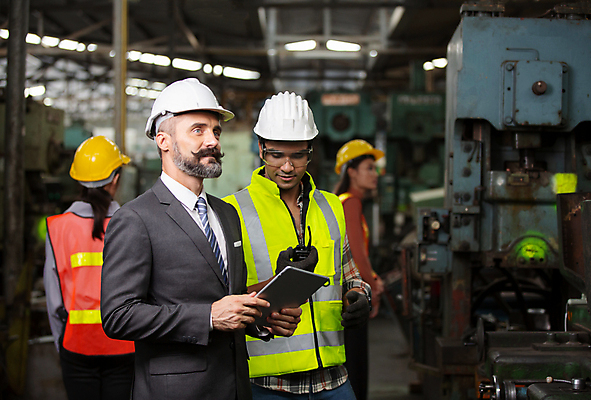 포토 JPG 해외이미지 식물 직업 여자 남자 산업 공장 노동자 직장 안전 사람 세명 노트북 컴퓨터 금속 기계 재킷 장비 업무 작업실 기술자 엔지니어 제조 감독 안전모 헬멧 건축가 토론 창고 시설 무거움 공학 개발 해외포토 교육 회사 공업 재질 전자제품 외투 작업 무게 안전장비 보호장비 파일형식 이미지허브