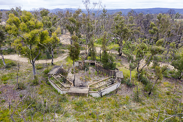 포토 JPG 해외이미지 나무 식물 계절 도로 잎 불 산 안테나 사람없음 야외 초록색 파란색 갈색 환경 계곡 검은색 호주 숲 땅 언덕 폐허 암초 드론 해외포토 자연요소 길 컬러 통신 교통시설 오세아니아 파일형식 이미지허브