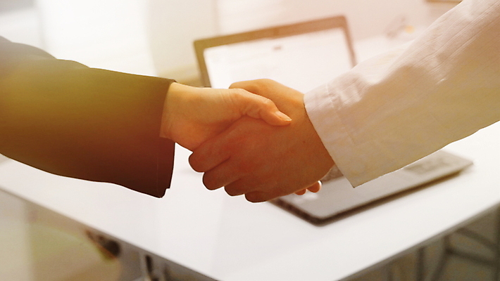 포토 JPG 해외이미지 백인 여자 40대 회사 비즈니스 사업가 통신 악수 관리 미소 사람 20대 사람없음 야외 건물 사무실 블록 도시 직장인 비즈니스맨 자신감 닫기 결심 토론 동료 계약 흔들림 상업 열광 고용 채용 채팅 후보 해외포토 서양인 직업 건축물 남자 감정 중년 컨셉 관계 모션 표정 손짓 청년 구직 파일형식 이미지허브