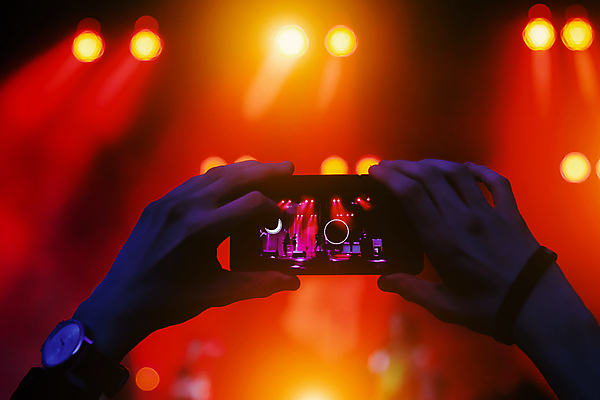 포토 JPG 해외이미지 손 음악 인터넷 모바일 주택 사람 이벤트 사람없음 여름 스마트폰 핸드폰 알약 파티 카메라 스크린 텔레비전 자료 콘서트 흐름 가수 네트워크 부채 개울 고급 어플리케이션 군중 필름 스마트 손목시계 영화 쇼 방송 온라인 동영상 생존 해외포토 계절 시계 컨셉 장신구 문화예술 건물 신체부위 전자제품 스마트기기 강 약 공연 음악가 파일형식 이미지허브