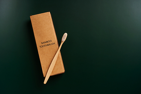 포토 JPG 해외이미지 검은배경 사람없음 상자 칫솔 오브젝트 에코 친환경 에코라이프 위생관리 친환경제품 카피스페이스 대나무칫솔 다회용품 해외포토 라이프스타일 백그라운드 관리 위생용품 환경 검은색 공백 재활용품 파일형식 이미지허브