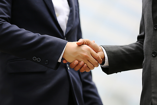 포토 JPG 해외이미지 백인 여자 40대 회사 비즈니스 사업가 통신 악수 관리 미소 사람 20대 사람없음 야외 건물 사무실 블록 도시 직장인 비즈니스맨 자신감 닫기 결심 토론 동료 계약 흔들림 상업 열광 고용 채용 채팅 후보 해외포토 서양인 직업 건축물 남자 감정 중년 컨셉 관계 모션 표정 손짓 청년 구직 파일형식 이미지허브