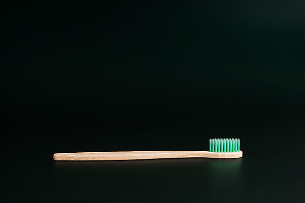 포토 JPG 해외이미지 검은배경 사람없음 칫솔 오브젝트 에코 친환경 에코라이프 위생관리 친환경제품 카피스페이스 대나무칫솔 다회용품 해외포토 라이프스타일 백그라운드 관리 위생용품 환경 검은색 공백 재활용품 파일형식 이미지허브