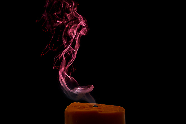 포토 JPG 해외이미지 디자인 백그라운드 촛불 검은배경 추상 사람없음 어둠 연기 트렌드컬러 비바마젠타 해외포토 컬러 무늬 초 검은색 파일형식 이미지허브