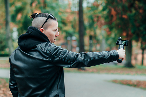 포토 JPG 해외이미지 주간 남자 한명 들기 상반신 성인 야외 옆모습 카메라 셀프카메라 가죽자켓 성인남자한명만 크리에이터 1인미디어 셀프캠 해외포토 자연요소 직업 1 뷰포인트 모션 사람 전자제품 사진촬영 촬영 재킷 방송 남자한명만 성인남자만 파일형식 이미지허브