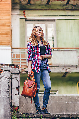 포토 JPG 해외이미지 백인 1 라이프스타일 응시 공원 여자 행복 여행 백그라운드 셔츠 가방 배낭 한명 서기 미소 사람 성인 야외 건물 초록색 여름 금발 여행객 계단 산책 기쁨 핸드백 흰색 청바지 도시 가죽 부식 체크무늬 타운 옛날 혼자 힙스터 카피스페이스 해외포토 서양인 헤어스타일 건축물 시선 잡화 계절 공공시설 패션 감정 컬러 상의 무늬 바지 모션 휴식 표정 생활 공백 파일형식 이미지허브