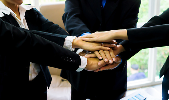 포토 JPG 해외이미지 백인 여자 40대 회사 비즈니스 사업가 통신 악수 관리 미소 사람 20대 사람없음 야외 건물 사무실 블록 도시 직장인 비즈니스맨 자신감 닫기 결심 토론 동료 계약 흔들림 상업 열광 고용 채용 채팅 후보 해외포토 서양인 직업 건축물 남자 감정 중년 컨셉 관계 모션 표정 손짓 청년 구직 파일형식 이미지허브