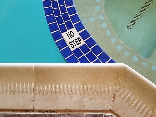 포토 JPG 해외이미지 스포츠 수영장 안전 사람없음 물 파란색 운동 수영 젖음 금지 가장자리 타일 사인 단계 해외포토 자연요소 컬러 건강 수상스포츠 둘레 파일형식 이미지허브