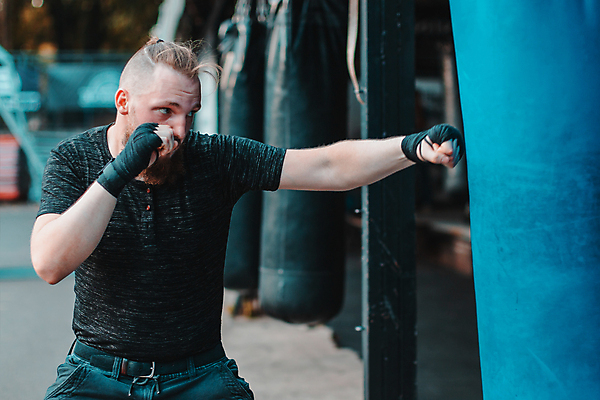 포토 JPG 해외이미지 백인 남자 스포츠 이동 거리 건강 한명 야외 상자 운동 검은색 힘 주먹 권투 에너지 분노 공격 손목 연습 싸움 충격 때리기 킥복싱 힘찬 해외포토 서양인 1 감정 컬러 컨셉 모션 사람 신체부위 격투기 파일형식 이미지허브