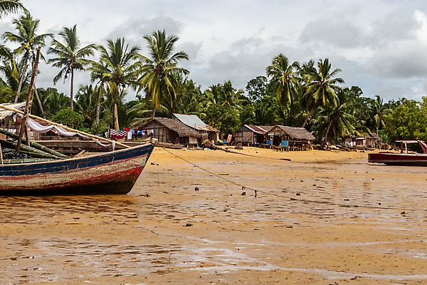 포토 JPG 해외이미지 나무 구름 모래 바다 여행 아프리카 자연 하늘 휴가 산 국립공원 풍경 사람없음 목재 물 파란색 울타리 야자수 흰색 보트 숲 크루즈 열대우림 인도양 마다가스카르 보호구역 해외포토 자연요소 식물 공원 나라 컬러 배_교통 재료 담장 생태계 구역 파일형식 이미지허브