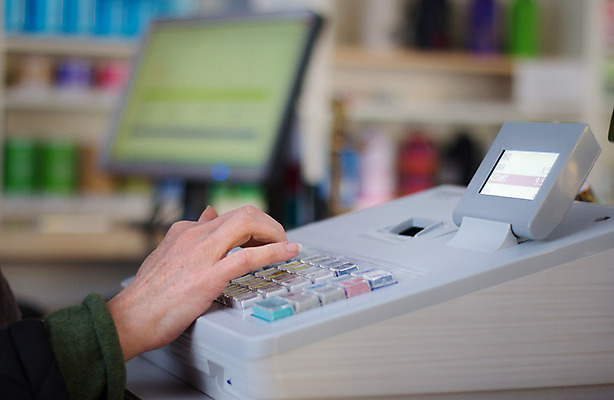 포토 JPG 해외이미지 손 컨셉 돈 비즈니스 손가락 사람없음 금융 경제 쇼핑 판매 상점 기계 공백 타이핑 신용카드 시장 구매 계산대 고객 스마트 서비스 상업 전자 전염 영수증 소매 계산원 체크아웃 체크카드 터미널 포스기 해외포토 직업 신체부위 재산 질병 감염 파일형식 이미지허브