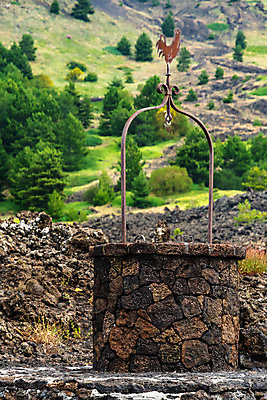 포토 JPG 해외이미지 구름 공원 유럽 자연 산 파노라마 풍경 사람없음 물 산타클로스 검은색 이탈리아 트래킹 하이킹 흐름 바위 오두막 폭발 지중해 언덕 화산 장면 분화구 용암 내추럴 전국 절정 지질학 해외포토 자연요소 공공시설 교육 나라 바다 컬러 컨셉 크리스마스 레저 촬영기법 돌_바위 생태계 파일형식 이미지허브