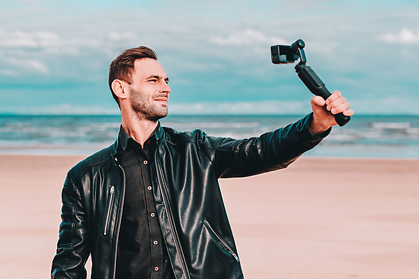 포토 JPG 해외이미지 주간 남자 여행 한명 들기 상반신 성인 해변 야외 앞모습 카메라 셀프카메라 가죽자켓 성인남자한명만 크리에이터 1인미디어 셀프캠 해외포토 자연요소 직업 1 바다 뷰포인트 모션 사람 전자제품 사진촬영 촬영 재킷 방송 남자한명만 성인남자만 파일형식 이미지허브