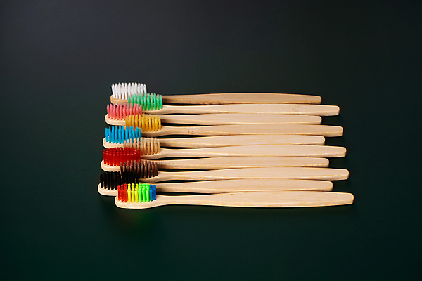 포토 JPG 해외이미지 검은배경 사람없음 칫솔 오브젝트 에코 친환경 일렬 에코라이프 위생관리 친환경제품 카피스페이스 대나무칫솔 다회용품 해외포토 라이프스타일 백그라운드 관리 위생용품 환경 검은색 공백 재활용품 파일형식 이미지허브