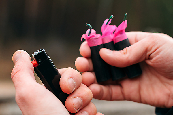 포토 JPG 해외이미지 전통 손 남자 불 불꽃 새로움 새해 기념 폭죽 3 한명 야외 크래커 검은색 중국 힘 소리 잡기 균열 12월 폭발물 폭탄 가루 연도 가스 시끄러움 라이터 파열 다이너마이트 심지 해외포토 자연요소 1 아시아 무기 컬러 컨셉 모션 사람 신체부위 쿠키 날짜 파일형식 이미지허브