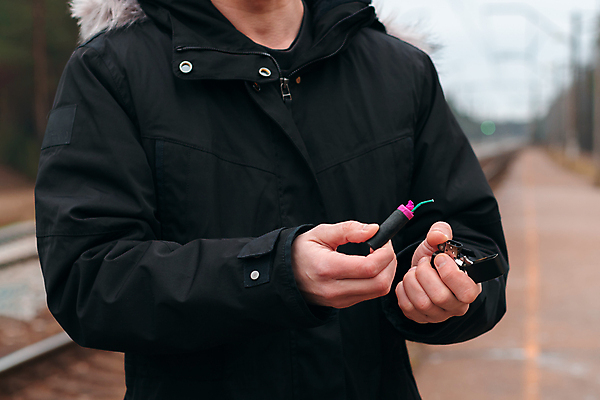 포토 JPG 해외이미지 전통 손 남자 불 새로움 새해 기념 폭죽 한명 야외 크래커 검은색 중국 힘 소리 잡기 균열 휘발유 12월 폭발물 폭탄 가루 연도 시끄러움 라이터 파열 다이너마이트 심지 해외포토 자연요소 1 아시아 무기 컬러 컨셉 모션 사람 신체부위 쿠키 날짜 석유 파일형식 이미지허브