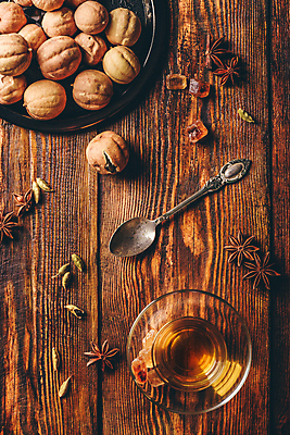 포토 JPG 해외이미지 전통 라이프스타일 접시 별 음료 음식 과일 재료 중동 유리 서브 건조 쟁반 따뜻함 사탕 요리 동양인 사람없음 초록색 숟가락 검은색 뜨거움 양념 은색 크리스탈 설탕 인도인 녹차 먹기 레몬 허브 컵받침 향신료 매움 머리위 라임 동쪽 마살라 아랍어 이국적 사탕수수 해외포토 자연요소 외국인 식물 식기 나라 컬러 모션 재질 디저트 수저 인종 생활 차_음료 맛 광석 방향 받침대 향미료 파일형식 이미지허브