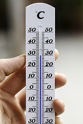 포토 JPG 해외이미지 손 디자인 계절 컨셉 손가락 날씨 휴가 따뜻함 사람없음 야외 여름 환경 봄 흰색 공구 뜨거움 온도계 예측 6월 심볼 측정 에코 눈금 보케 온도 8월 7월 섭씨 해외포토 컬러 신체부위 도구 날짜 파일형식 이미지허브