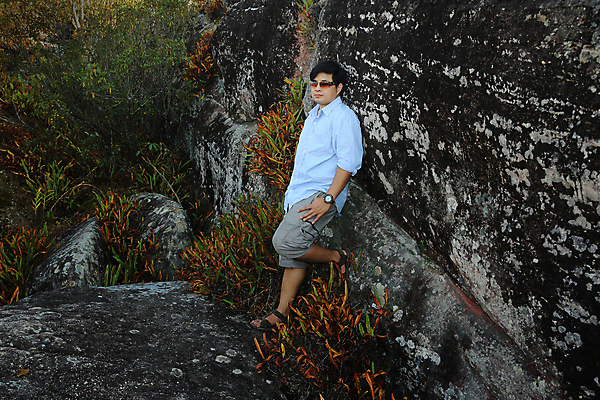 포토 JPG 해외이미지 백인 라이프스타일 응시 남자 행복 스포츠 바다 여행 백그라운드 자연 하늘 성공 휴가 휴식 산 한명 사람 앉기 성인 야외 가로 물 햇빛 여행객 일몰 하이킹 자유 가장자리 정상 언덕 절정 하이커 해외포토 자연요소 서양인 1 시선 감정 컨셉 모션 레저 생활 태양 노을 둘레 생태계 파일형식 이미지허브