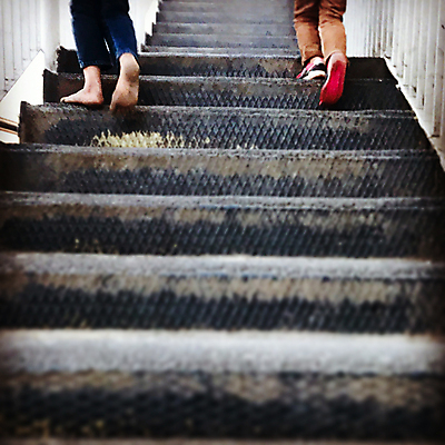 포토 JPG 해외이미지 교육 어린이 신발 발 사람 소녀 소년 사람없음 야외 10대 걷기 희망 고통 도전 슬픔 시골 남아메리카 변화 좌절 고독 가난 사회이슈 배고픔 자매 문제 난민 거지 구걸 노숙자 걸음마 심각 양발 운동화끈 위기 위생관리 이민 자선단체 해외포토 여자 남자 감정 이동 컨셉 가족 모션 청소년 관리 아메리카 신체부위 끈 그룹 자선 파일형식 이미지허브