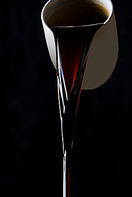 포토 JPG 해외이미지 커피 음료 음식 백그라운드 유리 탁자 맥주 사람없음 컵 갈색 초콜릿 검은색 어둠 거품 흐름 머그컵 추위 소용돌이 흰색 바 뜨거움 액체 개울 황금 붓기 닫기 떨어짐 시원함 굽기 시럽 아일랜드 코코아 고립 스카우트 해외포토 식기 유럽 컬러 가구 컨셉 모션 재질 디저트 주류 강 회오리 구이 파일형식 이미지허브