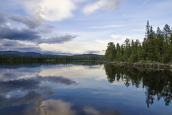 포토 JPG 해외이미지 나무 구름 호수 여행 자연 하늘 휴가 스웨덴 풍경 사람없음 물 반사 평화 침묵 일몰 새벽 저녁 스칸디나비아 해외포토 자연요소 식물 컨셉 북유럽 노을 소리 야간 생태계 파일형식 이미지허브
