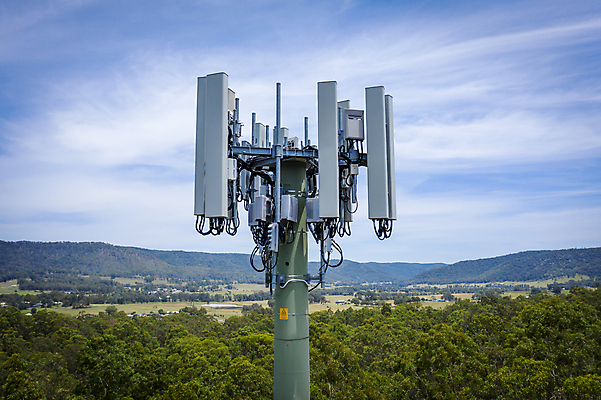 포토 JPG 해외이미지 나무 통신 하늘 안테나 사람없음 야외 초록색 파란색 스마트폰 탑 금속 계곡 사진촬영 전선 정보 숲 전화기 언덕 머리위 드론 철강 해외포토 식물 건축물 컬러 재질 핸드폰 스마트기기 촬영 파일형식 이미지허브