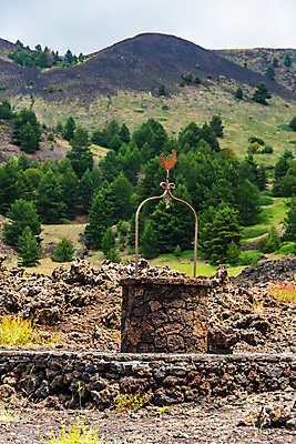 포토 JPG 해외이미지 공원 유럽 자연 산 파노라마 사람없음 물 산타클로스 검은색 이탈리아 트래킹 하이킹 흐름 오두막 폭발 지중해 언덕 화산 장면 분화구 용암 내추럴 전국 절정 지질학 해외포토 자연요소 공공시설 교육 나라 바다 컬러 컨셉 크리스마스 레저 촬영기법 생태계 파일형식 이미지허브