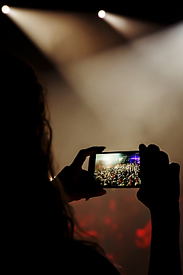 포토 JPG 해외이미지 여자 실루엣 음악 한명 들기 여러명 상반신 성인 뒷모습 빛 스마트폰 갈색 축제 콘서트 군중 스포트라이트 성인여자한명만 영상촬영 해외포토 1 뷰포인트 컬러 다수 모션 문화예술 촬영기법 사람 핸드폰 스마트기기 촬영 공연 여자한명만 성인여자만 파일형식 이미지허브