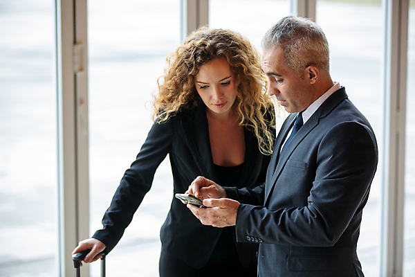 포토 JPG 해외이미지 백인 직업 여행 유니폼 가방 비즈니스 사업가 교통시설 성공 비행기 사람 정장 성인 두명 여행객 걷기 여행가방 산책 짐 도시 비즈니스맨 비즈니스우먼 복도 고급 헬리콥터 공항 도착 동료 출발 출퇴근 상업 승객 경영 수하물 터미널 해외포토 서양인 잡화 옷 여자 남자 교통 컨셉 관계 항공교통 모션 휴식 대중교통 직장인 시설 파일형식 이미지허브
