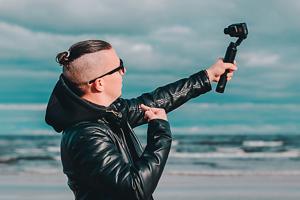 포토 JPG 해외이미지 주간 남자 여행 한명 들기 상반신 성인 해변 야외 옆모습 선글라스 카메라 셀프카메라 가죽자켓 성인남자한명만 크리에이터 1인미디어 셀프캠 해외포토 자연요소 직업 1 안경 바다 뷰포인트 모션 사람 전자제품 사진촬영 촬영 재킷 방송 남자한명만 성인남자만 파일형식 이미지허브