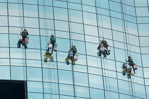 포토 JPG 해외이미지 주간 전신 남자 밧줄 매달리기 외벽 앉기 빌딩 여러명 성인 야외 건물 뒷모습 반사 작업 청소부 유리창청소 성인남자만 외벽청소 해외포토 자연요소 직업 건축물 줄 벽 뷰포인트 다수 모션 사람 청소 남자만 성인만 파일형식 이미지허브