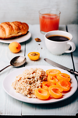 포토 JPG 해외이미지 접시 실내 사람없음 숟가락 나이프 아침식사 커피잔 크루아상 에스프레소 살구 오트밀 자몽주스 귀리 해외포토 식기 커피 빵 과일 잔 곡류 수저 내부 식사 칼 과일주스 파일형식 이미지허브