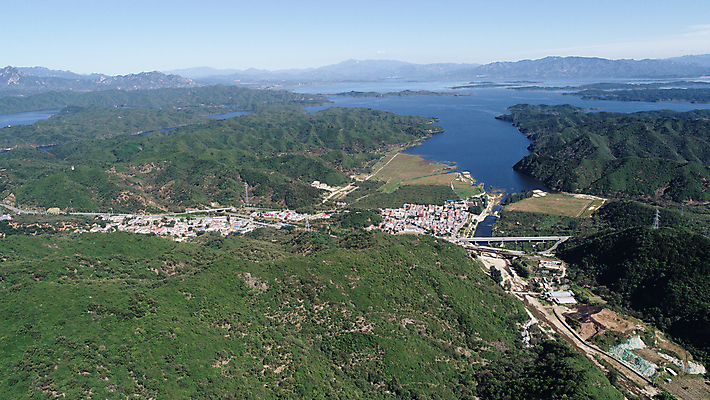 포토 JPG 해외이미지 공원 지구 호수 여행 자연 하늘 산 땋은머리 파노라마 동양인 사람없음 야외 물 파란색 여행객 계곡 중국 산책 시골 저수지 신선 소나무 숲 땅 언덕 즐거움 오르기 장면 베이징 암초 절정 조감도 해외포토 자연요소 나무 헤어스타일 공공시설 감정 아시아 컬러 모션 휴식 촬영기법 사람 인종 생태계 파일형식 이미지허브