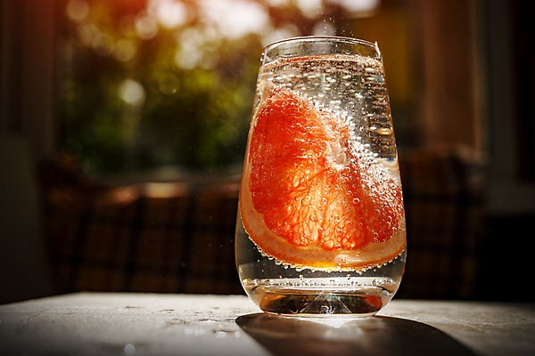 포토 JPG 해외이미지 주간 잔 사람없음 야외 아웃포커스 빛 자몽 과일조각 자몽에이드 해외포토 자연요소 식기 조각 과일 촬영기법 에이드 파일형식 이미지허브