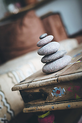 포토 JPG 해외이미지 디자인 행복 선 컨셉 거실 불교 요가 탁자 휴식 주택 건강 사람없음 빛 평화 스파 화목 공백 에너지 조약돌 바위 마사지 영혼 편안함 신비 책상 명상 피라미드 심플 테라피 돌무덤 해외포토 건축물 웰빙 감정 종교 가구 건물 뷰티 돌_바위 무덤 감각 랜드마크 파일형식 이미지허브