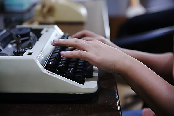 포토 JPG 해외이미지 알파벳 종이 백그라운드 컨셉 텍스트 열쇠 이야기 사람없음 책 사무실 금속 검은색 기계 장비 수확 골동품 타이핑 키보드 업무 메시지 기자 클래식 인쇄 편지 종업원 작가 향수 책상 오브젝트 보고서 복고 문학 머리위 페이지 언론 비서 타자기 타입 옛날 출판 해외포토 직업 영어 컬러 가구 농업 비즈니스 재질 화장품 작업 파일형식 이미지허브