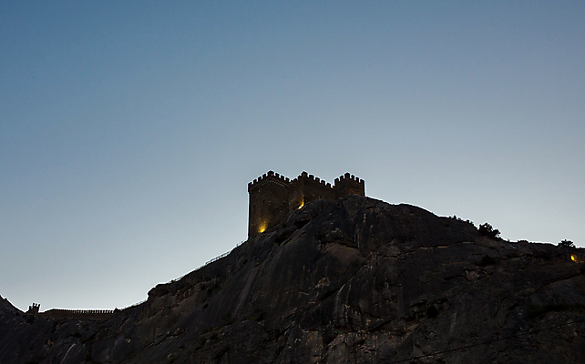포토 JPG 해외이미지 벽 바다 여행 건축양식 자연 하늘 휴가 유물 산 파노라마 해변 사람없음 건물 물 파란색 일몰 도시 만 성 역사 소프트포커스 지중해 언덕 휴양지 러시아 포트 대각선 수평선 해외포토 자연요소 전통 건축물 건축 유럽 선 컬러 촬영기법 노을 장소 생태계 파일형식 이미지허브
