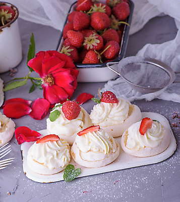 포토 JPG 해외이미지 딸기 디저트 실내 사람없음 케이크 머랭 파블로바 해외포토 음식 과일 내부 파일형식 이미지허브